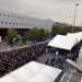 Migliaia di visitatori ammassati in attesa di entrare all'Expo di Milano